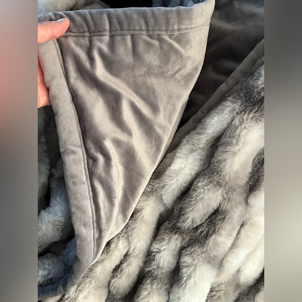 🐺🩶NWOT MON CHATEAU PLUSH FAUX FUR GREY THROW🩶🐺